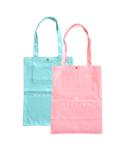 Ecobag em sarja com alça do próprio material, bolso interno com zíper e botão magnético